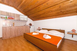 Apartments and Rooms Stjepan