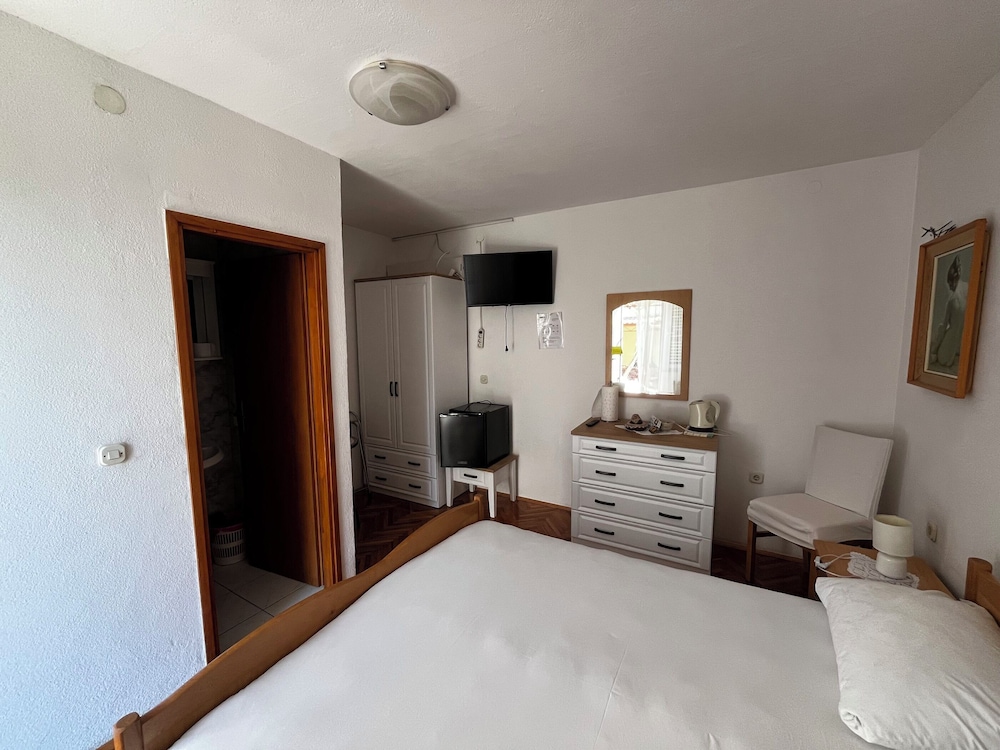 Apartment and Rooms Ruza
