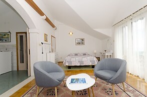 Apartment and Rooms Mate