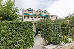Apartment and Rooms Mate