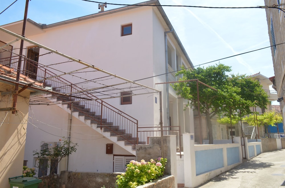 Apartments and Rooms Jakov