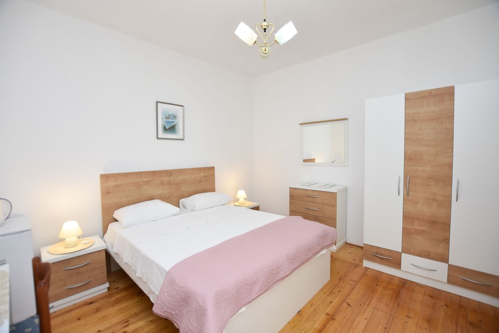 Apartments and Rooms Jakov