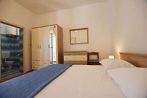 Apartments and Rooms Jakov