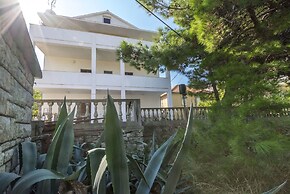 Apartments and Rooms Jakov