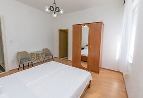 Apartments and Rooms Jakov