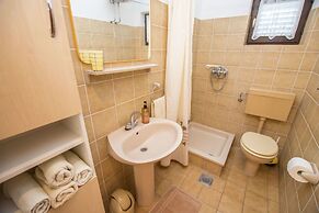 Apartment and Rooms Radojka