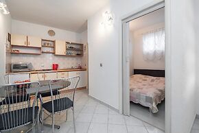 Apartment and Rooms Radojka