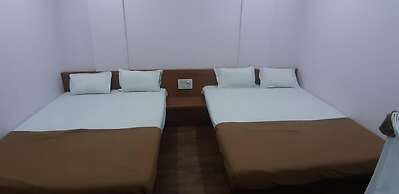 Rajhuns Deluxe Lodging