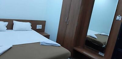 Rajhuns Deluxe Lodging