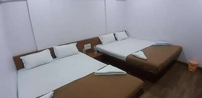 Rajhuns Deluxe Lodging