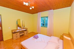 Apartments Mladenka