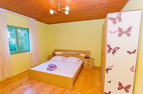 Apartments Mladenka