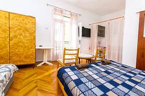 Apartment and Rooms Angela