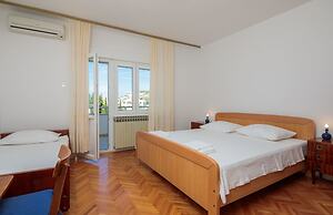 Apartments and Rooms Denis