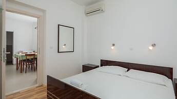 Apartments and Rooms Denis