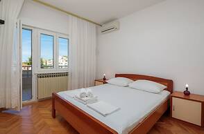 Apartments and Rooms Denis