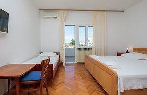 Apartments and Rooms Denis