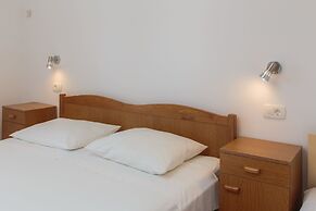 Apartments and Rooms Denis