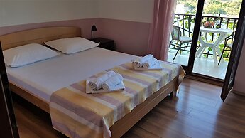 Apartments and Room Caric