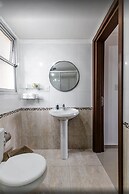 Modern 1 BR Apartment