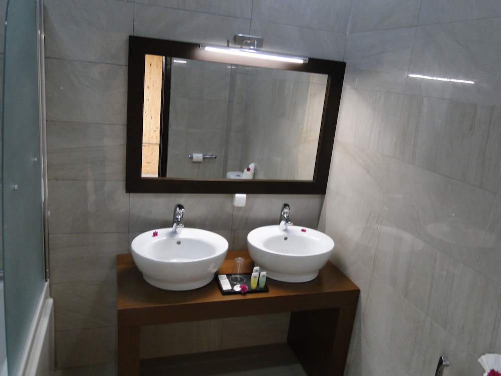 IRIS HOTEL