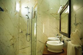 IRIS HOTEL