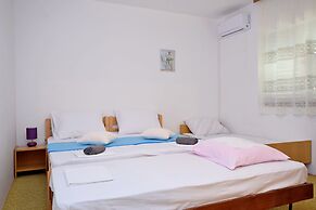 Apartment and Rooms Mila