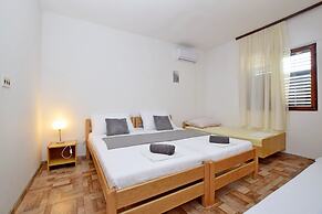 Apartment and Rooms Mila