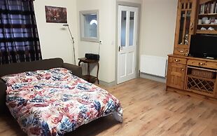 2 Bed Cottage - Sleeps 6 - Parking - Wifi
