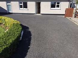 2 Bed Cottage - Sleeps 6 - Parking - Wifi
