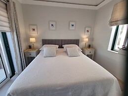 Beautiful 2-bed Villa in Quinta do Lago With Pool