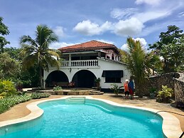 Tradewinds Lodge