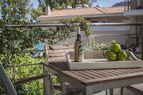 Meliti Waterfront Suites
