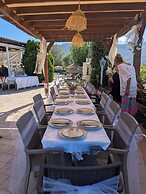 Grapevines Hotel