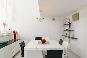 3BR Apt Steps from Sea W Parking