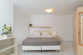 3BR Apt Steps from Sea W Parking