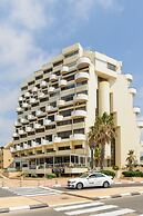 3BR Apt Steps from Sea W Parking
