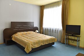 GreenWood Hotel