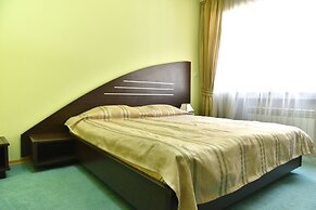 GreenWood Hotel