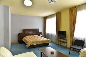 GreenWood Hotel