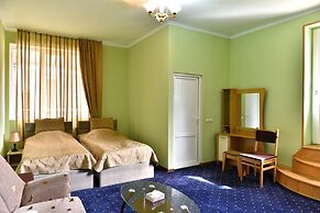 GreenWood Hotel