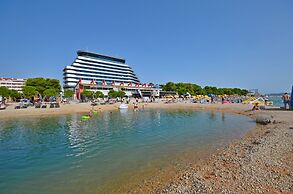 Apartments Near Hangar Beach