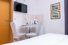 Apartment and Rooms Ana