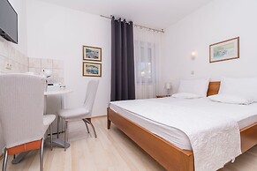 Apartment and Rooms Ana
