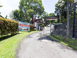 OYO 883 Pavo Resort