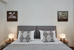 Chic One Bd Apartment with Hilton View