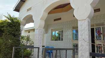 Shalosa Hotel