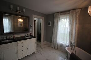 Maplehurst Manor B&B