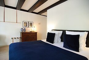 1637 Historic Canal View Suites