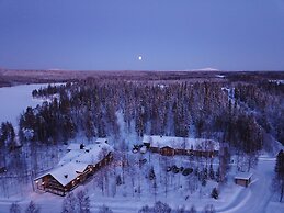 Isokenkäisten Klubi, Wilderness lodge
